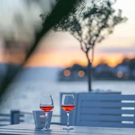 Case de vacanță Seafront Karma Luxury - An Escape From Reality *