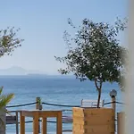 בית נופש Seafront Karma Luxury - An Escape From Reality קאטו גצאה