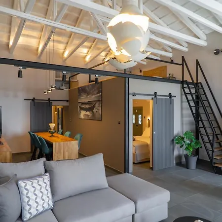 Seafront Karma Luxury - An Escape From Reality Semesterbostad